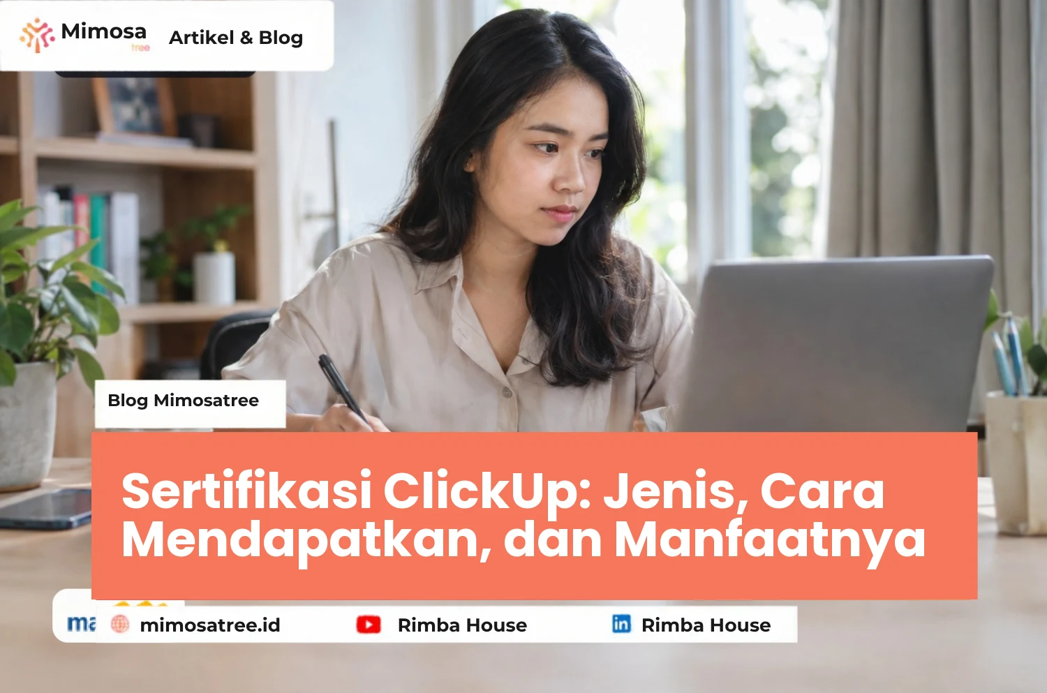 Profesional mempelajari materi sertifikasi ClickUp di laptop sambil mencatat.